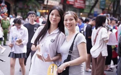 Hết giờ làm bài môn thi cuối cùng: Thí sinh phụ huynh đều cười vì đề "dễ thở", vậy là thi xong rồi!