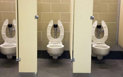 Tại sao nắp bồn cầu nhà vệ sinh công cộng ở Mỹ có khoảng trống phía trước?