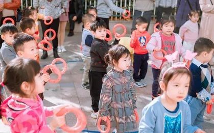 Xem ảnh tập thể lớp của con, mẹ phát hiện chi tiết lạ, vội yêu cầu cô giáo giải thích rõ ràng, nếu không sẽ chuyển trường ngay