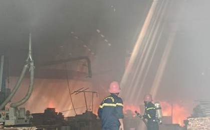 Lửa thiêu rụi 2.400 m2 xưởng gỗ ở Bình Định, thiệt hại hơn 20 tỷ đồng