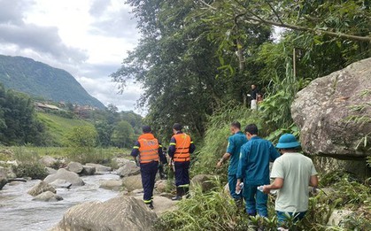 Ra suối bắt cá, hai cháu nhỏ bị lũ cuốn mất tích