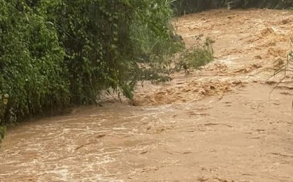 Lào Cai: Chồng đau đớn nhìn vợ và con trai 2 tuổi bị mưa lũ cuốn trôi