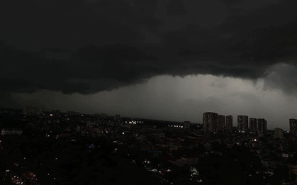 GẤP: Cảnh báo mưa lớn, lốc, sét tại khu vực nội thành Hà Nội chiều 5/6
