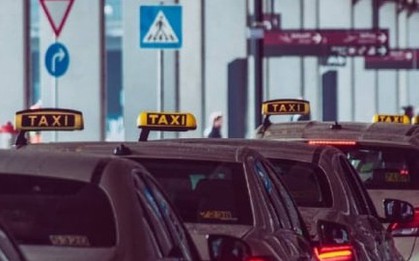 Trễ chuyến bay 1 phút do taxi chậm 8 phút, cô gái kiện đòi bồi thường