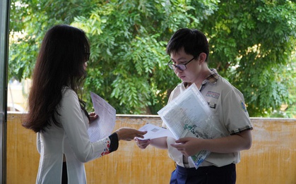 Phụ huynh nhờ phát loa nhắc con không vi phạm quy chế