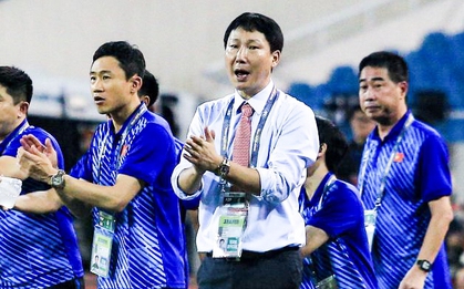 HLV Kim Sang-sik gây xúc động khi chia sẻ lý do đứng suốt 90 phút để chỉ đạo: "Cầu thủ chạy trên sân rất mệt, nên tôi cần phải đứng..."