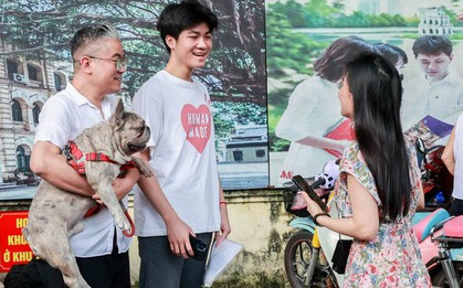 Gia đình mang thú cưng đến "tiếp lửa" cho sĩ tử thi vào 10