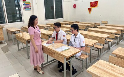 Hà Nội: Thí sinh gãy chân được hỗ trợ đưa vào tận phòng thi riêng