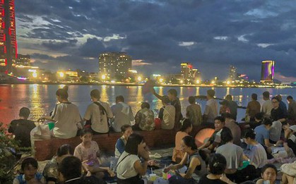 Hàng nghìn người ‘xí chỗ’ xem pháo hoa bên bờ sông Hàn
