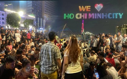 Người dân tụ tập xem trình diễn drone tại Lễ Hội Sông Nước đông như 30 Tết, kiếm được chỗ ngồi xem cũng quá khó khăn!