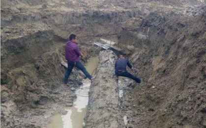 Người đàn ông "khoe" đào được cây gỗ dài gần 14m "cứng như đá" còn tỏa mùi thơm: Cảnh sát lập tức đến phong tỏa hiện trường