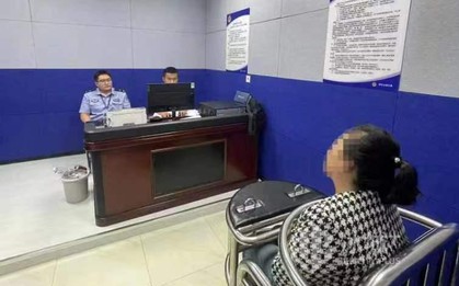 Người phụ nữ phát hiện tài khoản ngân hàng bị đóng băng, nhờ cảnh sát vào cuộc "vô tình" để lộ luôn đường dây lừa đảo