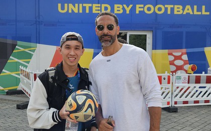 Huyền thoại MU Rio Ferdinand vỗ tay không ngớt trước màn biểu diễn của VĐV Việt Nam - Phát Freestyle