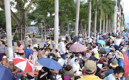 Người dân trải bạt 'xí chỗ' chờ xem đêm pháo hoa trong mơ