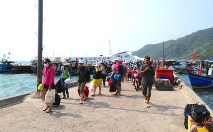 Hơn 700 du khách trở về đất liền sau 3 ngày mắc kẹt trên đảo Nam Du