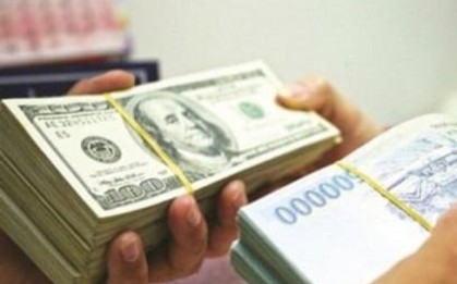 Đổi tiền USD sang tiền Việt phí bao nhiêu?