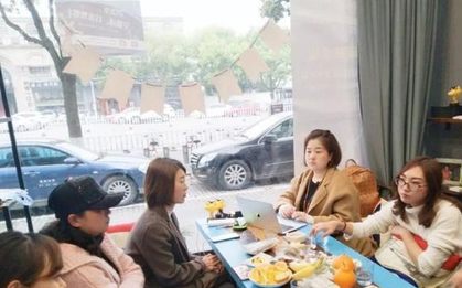 Đi họp lớp cấp 3 sau 10 năm ra trường, tôi cay đắng hiểu: Giữa sinh con ở tuổi 20 và tuổi 30 thật sự quá khác biệt!