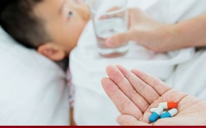 Trẻ sốt cao, nguy kịch khi bố mẹ tự ý dùng kháng sinh