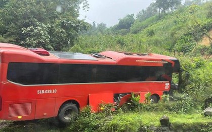 Xe khách BKS của TP HCM chở 38 người, mất phanh lao vào taluy dương ở Sa Pa