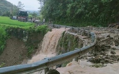 Mưa lớn, sạt lở đất đá khiến đường qua đèo Khau Phạ bị chia cắt