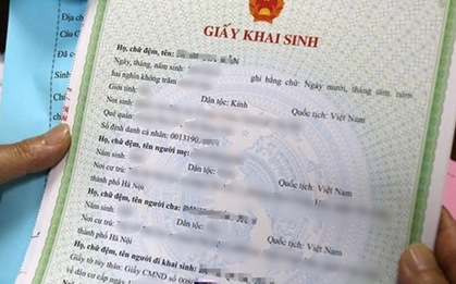 Nam sinh ở Hà Nội bị thu hồi giấy khai sinh: Con buồn chán, mất tự tin, mẹ cảm thấy có lỗi