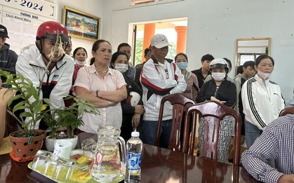 Hàng chục phụ huynh bức xúc kéo đến trường rút hồ sơ cho con