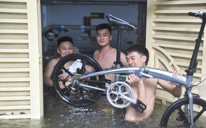 Hà Nội: Gần 100 xe chìm nghỉm trong hầm chung cư mini sau đêm mưa lớn, nhiều người chung tay "vớt" ra ngoài