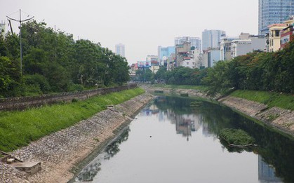 Sau thời gian ngắn ngủi chuyển màu xanh, nước sông Tô Lịch lại đen kịt, hôi thối