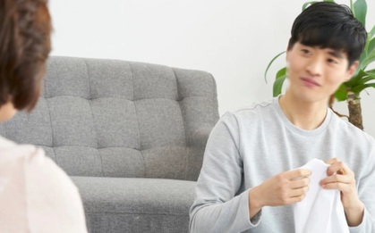 Hãnh diện vì có người yêu xinh đẹp, tôi điếng người khi biết quá khứ của cô ấy qua xấp ảnh cũ do chính mẹ bạn gái đưa