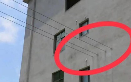 Bức ảnh khiến nhiều người rùng mình: Gia chủ ngang nhiên cho dây điện 400V đi xuyên nhà
