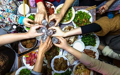 Họp lớp cấp 3, lớp trưởng bế theo cả con trai mới sinh 2 tháng tuổi: Cả lớp ái ngại nhìn nhau vì phải tặng quà, cứ như đang đi ăn đầy tháng vậy!