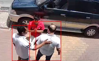 Người dùng xương bò đập vỡ kính ô tô, ép tài xế quỳ xin lỗi là ai?