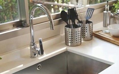 Lỗ tròn cạnh bồn rửa bát có tác dụng gì?