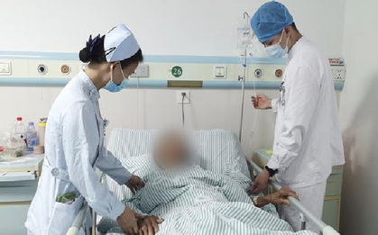 Vô tình nuốt viên hút ẩm, người phụ nữ uống nước liền 10 lít để 'giải độc', ai ngờ vào thẳng phòng cấp cứu