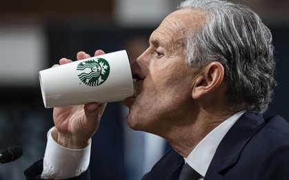 Starbucks và nỗi đau Trung Quốc: Mỗi 9 tiếng mở 1 quán mới, tăng gấp đôi cửa hàng sau 6 năm nhưng lại mất gần 50% thị phần, huyền thoại Howard Schultz muối mặt vì ‘quá nổ’