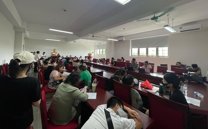 Hàng trăm phụ huynh "quây" trường Hà Nội: Phòng GDĐT thông tin phương án giải quyết