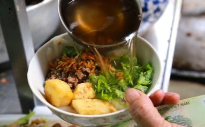Các tiệm bánh đúc nóng ngon ở Hà Nội thích hợp ăn vào mùa thu