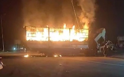 Xe tải chở bưu phẩm bất ngờ bốc cháy dữ dội ở Thanh Hóa