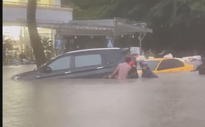 Bình Dương ngập lụt, ôtô biến thành "thuyền", tài xế liều mình cứu xe