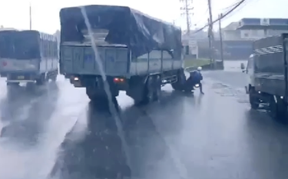 CLIP: Phẫn nộ tài xế xe tải nghi cố tình cán chết người trên Quốc lộ 51 ở Đồng Nai