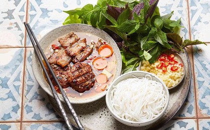 Pha nước chấm bún chả Hà Nội bằng giấm hay chanh?