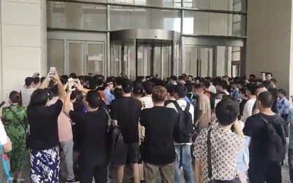 Nóng: Hàng trăm người biểu tình, căng biểu ngữ đòi tiền tại văn phòng một sàn TMĐT nổi tiếng vì chính sách miễn phí trả hàng khiến vô số người bán phá sản, nợ nần chồng chất