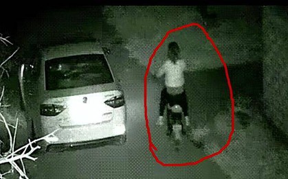 Sửa camera giúp hàng xóm, người đàn ông bất ngờ nhìn thấy vợ trong băng ghi hình đang làm điều mờ ám