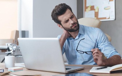 Bỏ ngay thói quen dùng điện thoại, máy tính này nếu không muốn mắc bệnh vai gáy, thoát vị đĩa đệm