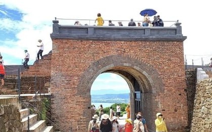 Gần 9.000 lượt khách thăm 'Thiên hạ đệ nhất hùng quan' sau 3 ngày mở cửa
