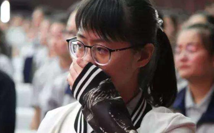 Nữ sinh thi đậu đại học top đầu, cha mẹ đích thân đưa đi nhập học, đến nơi xong bỗng dưng phẫn nộ bỏ về: "Biết thế thi lại còn hơn"