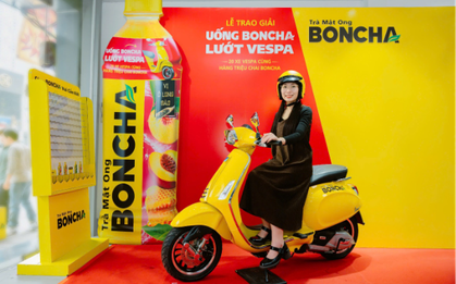 Suýt "vuột mất" xe Vespa do vứt nắp chai trúng thưởng