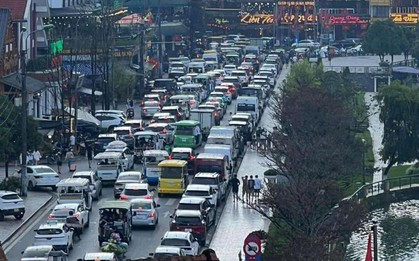 Muôn vẻ cảnh tắc nghẽn, 'cháy' phòng ở các điểm du lịch dịp lễ 2/9
