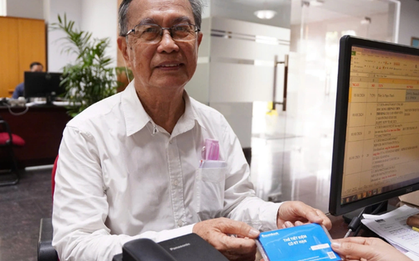 Giáo sư 76 tuổi dồn lương hưu, tiền đi dạy, viết sách hàng chục năm, mang sổ tiết kiệm 1 tỉ đồng ủng hộ đồng bào lũ lụt