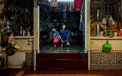 Hà Nội: Nước sông Hồng dâng cao, người dân Tứ Liên chật vật sống trong cảnh ngập lụt
